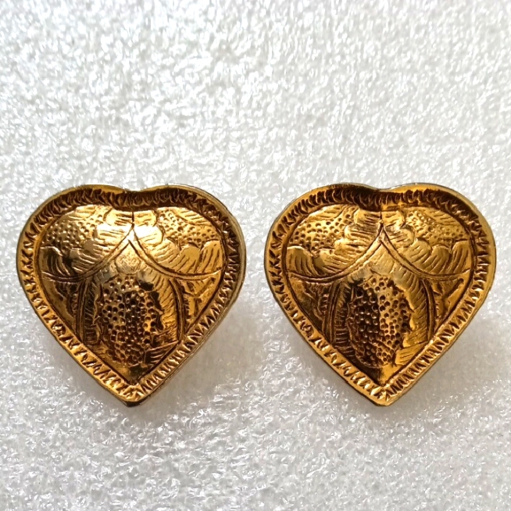 LR Etched Large Gold Tone Heart Earrings.